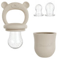 Beige fruitspeen van siliconen met 3 maten spenen voor baby's, ideaal voor eerste hapjes en als bijtring.